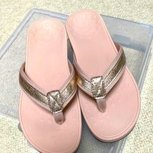 Nude pink Vionic platform sandal